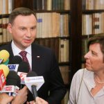 Neapol, W³ochy, 04.06.2016. Prezydent RP Andrzej Duda (L) i córka pisarza Marta Herling (P) rozmawiaj¹ z dziennikarzami podczas wizyty w Palazzo Filomarino w Neapolu, 4 bm. (mr) PAP/Pawe³ Supernak